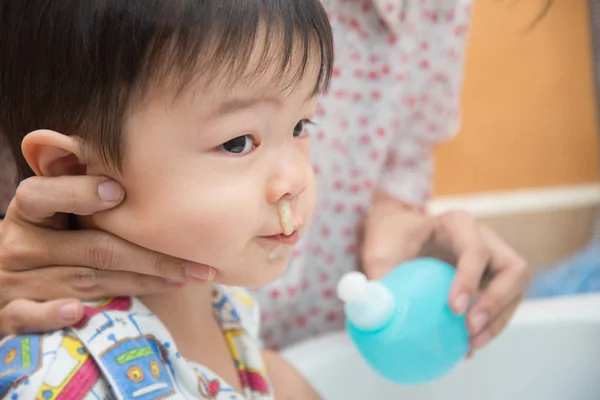 Mère Rincer Nez Bébé Garçon Eau Salée Pour Nettoyer Nez — Photo