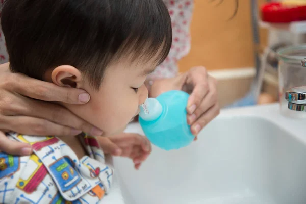Mor Skölj Baby Pojke Näsa Med Salt Vatten För Att — Stockfoto