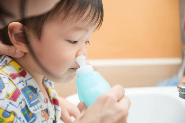 Mère Rincer Nez Bébé Garçon Eau Salée Pour Nettoyer Nez — Photo