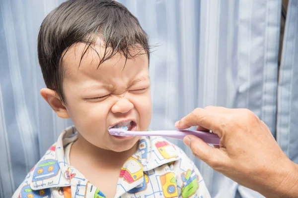 大母亲的手刷牙为男婴幼儿早上时间 — 图库照片