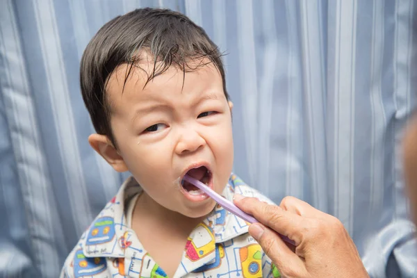 Los Dientes Cepillo Manos Abuela Para Bebé Niño Pequeño Por — Foto de Stock