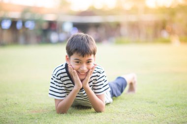 Asain kardeş çocuk oturup birlikte parkta