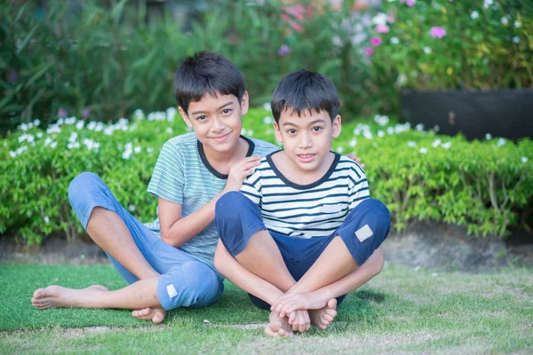 Asain Hermano Niño Sentarse Juntos Parque —  Fotos de Stock