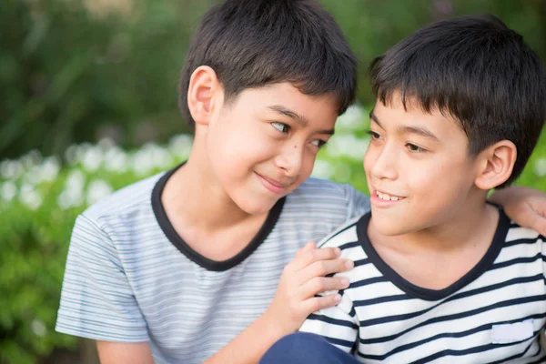 Semi Longhair Sibling Jongen Zitten Samen Het Park — Stockfoto