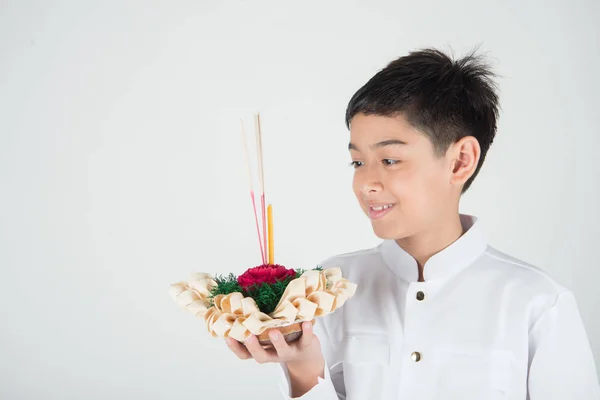 少年ロイ Kratong 祭をフローティング Kratong を取って — ストック写真