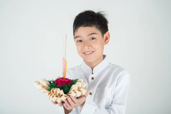 Mały Chłopiec Biorąc Kratong Loy Kratong Festiwalu Pływające — Zdjęcie stockowe