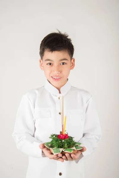 Маленький Мальчик Принимает Кратонг Loy Kratong Плавучий Фестиваль — стоковое фото