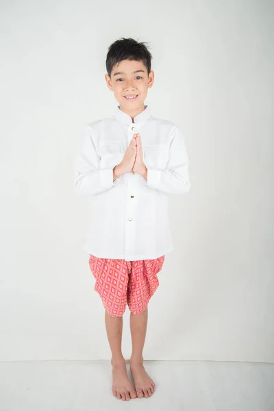 Маленький Азиатский Мальчик Молящийся Тайском Костюме Изолироваться Белом Фоне — стоковое фото