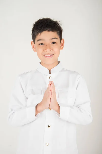Piccolo Ragazzo Asiatico Che Prega Costume Tailandese Isolare Sfondo Bianco — Foto Stock