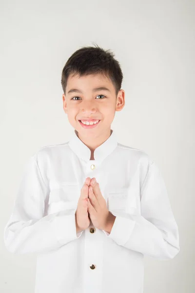 Asijské Chlapce Modlí Thajské Kostýmu Izolovat Bílém Pozadí — Stock fotografie