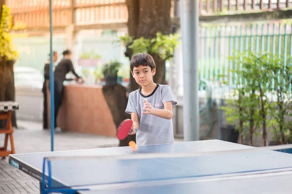 Παιδί Παίζοντας Πινγκ Πονγκ Εξωτερική Την Οικογένεια — Φωτογραφία Αρχείου