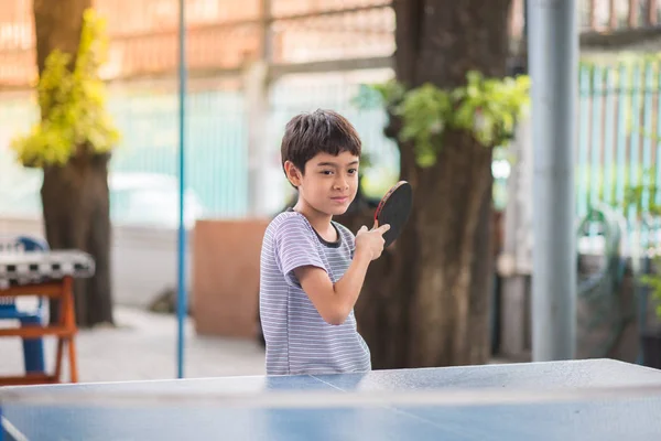 卓球を家族で屋外の子供 — ストック写真