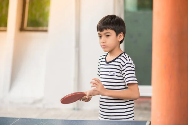 Kind Spelen Tafeltennis Buiten Met Familie — Stockfoto