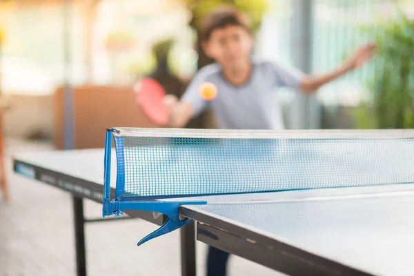 Kluk Hraje Stolní Tenis Venkovní Rodinou — Stock fotografie