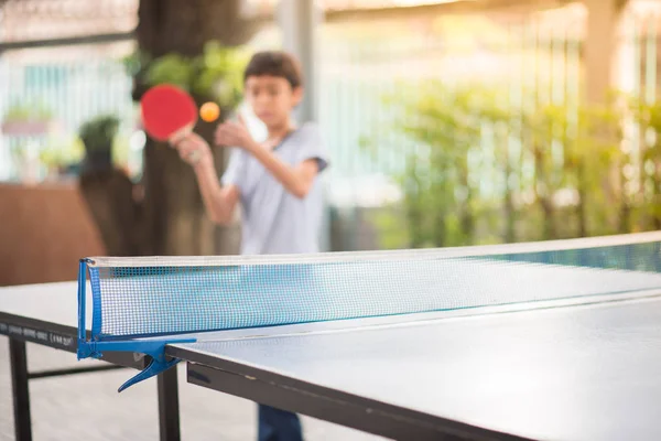 Niño Jugando Tenis Mesa Aire Libre Con Familia — Foto de Stock