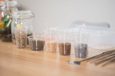 Çocuk fen bilgisi dersinde şişe küçük ağaç bitki