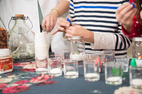 Kinder Machen Schnee Mit Getrocknetem Hydrogel Klassenzimmer Für Naturwissenschaften — Stockfoto