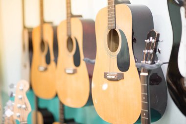 Duvardaki Guitasr asmak