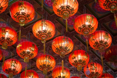 Tapınakta Çin feneri var.