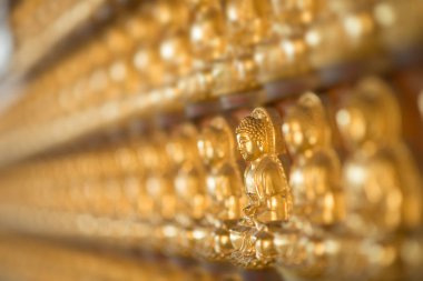 Duvardaki küçük Buda heykeli