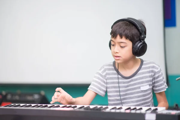 Asian Little Boy Play Piano Study Music Classroom — Stock Photo, Image