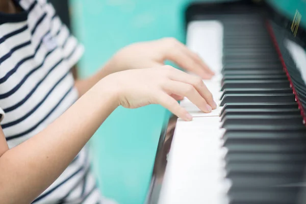 Asiatische Kleine Junge Spielen Klavier Studieren Musik Klassenzimmer — Stockfoto
