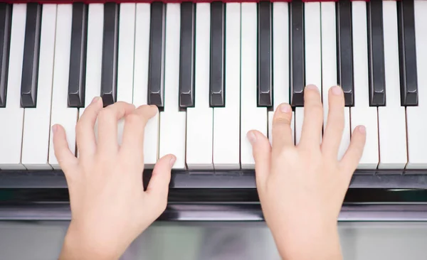 Asijské Chlapce Hrát Piano Studie Hudební Učebny — Stock fotografie