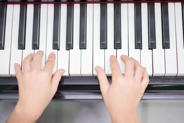 Asiatische Kleine Junge Spielen Klavier Studieren Musik Klassenzimmer — Stockfoto