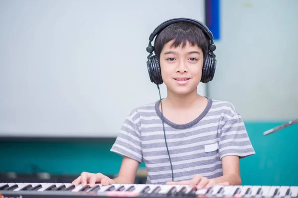 Asian Little Boy Play Piano Study Music Classroom — Stock Photo, Image