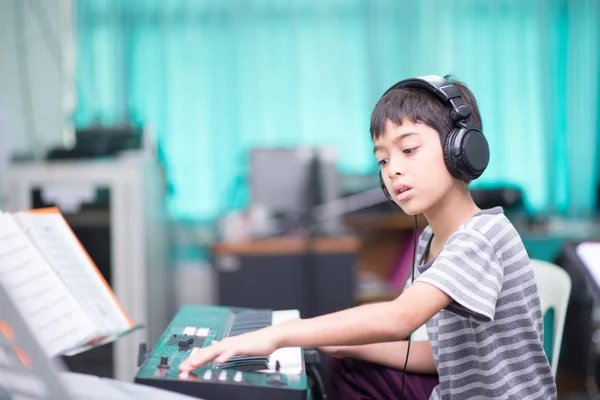 Asiatiska Liten Pojke Spela Piano Studie Musik Klassrummet — Stockfoto