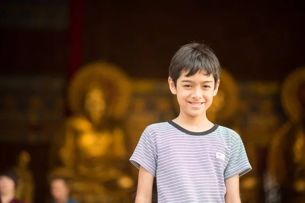 特写肖像亚洲男孩快乐的微笑 — 图库照片