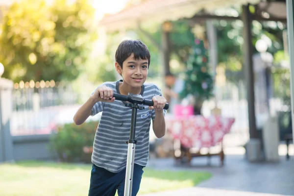 Bambino Festeggia Natale Festa Capodanno Con Famiglia — Foto Stock