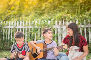 Bekar bir anne ve oğlu eğlenceli Park ile guitartogether oyun  