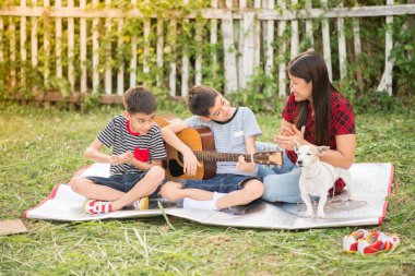 Bekar bir anne ve oğlu eğlenceli Park ile guitartogether oyun  