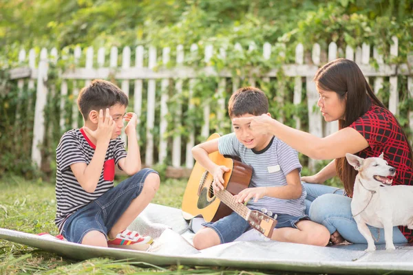 Mãe Solteira Filhos Tocam Guitarra Junto Com Diversão Parque — Fotografia de Stock