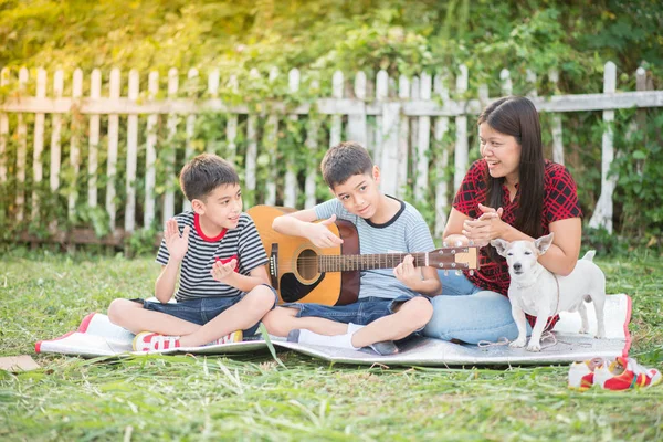 Madre Soltera Hijos Tocan Guitarra Junto Con Diversión Parque — Foto de Stock