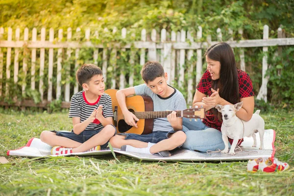 Single Mom Sons Play Guitartogether Fun Park — Stock Photo, Image