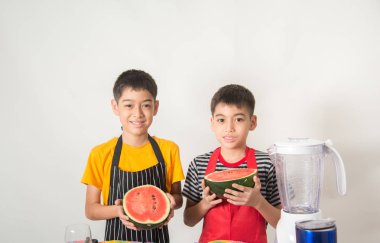 Küçük çocuklar karışım su melone suyu blender evde kullanarak