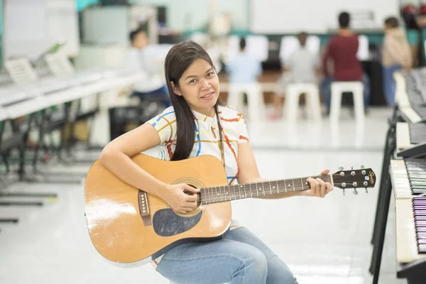 Menina Asiática Studyguitar Sala Aula Música — Fotografia de Stock