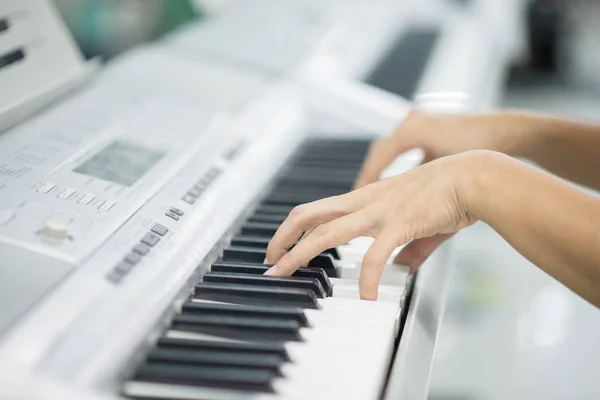 Profesor Enseñar Teclado Electone Instumento Niño Sala Clases — Foto de Stock