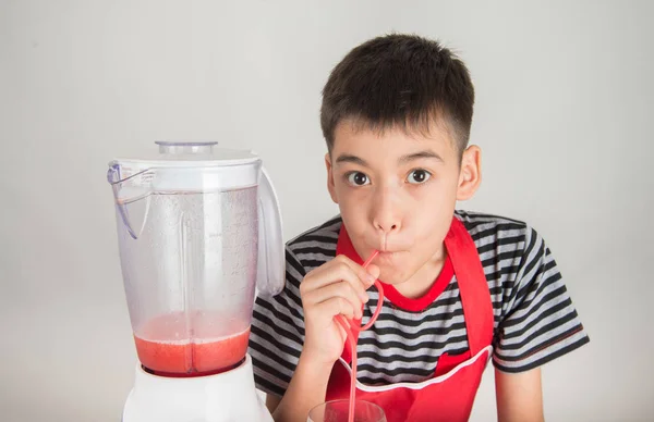 Små Pojkar Blandning Vatten Melone Juice Genom Att Använda Mixer — Stockfoto