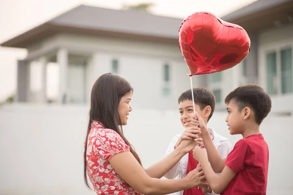 Little Boys Giving Balloon Heart His Mother Love — Stock Photo, Image