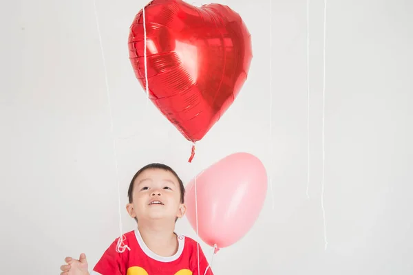 Menino Irmão Com Balão Coração Forma Amor — Fotografia de Stock