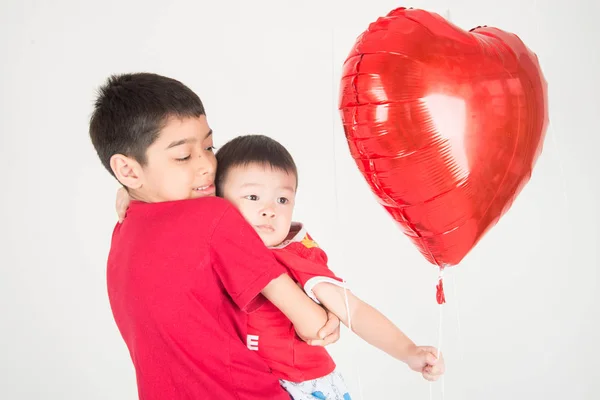 Junge Geschwister Mit Ballon Herzform Der Liebe — Stockfoto