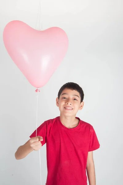 男孩兄弟姐妹与气球心脏形状的爱 — 图库照片
