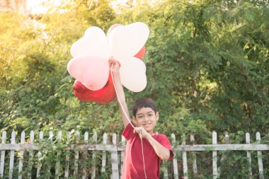 Çocuk kardeş balon kalp şeklinde aşk