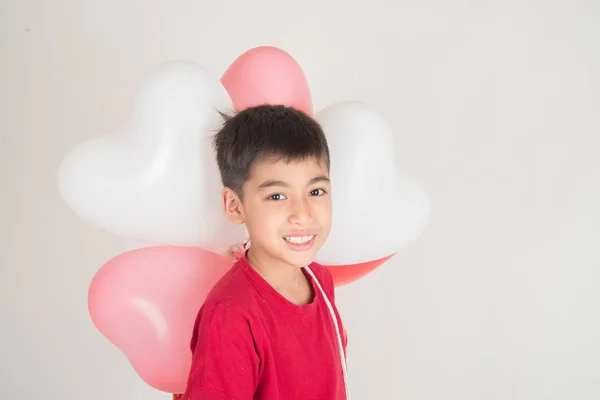 Chlapec Stejné Úrovni Balónek Tvaru Srdce Lásky — Stock fotografie