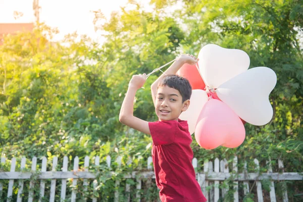 Pojke Syskon Med Ballong Hjärta Form Kärlek — Stockfoto