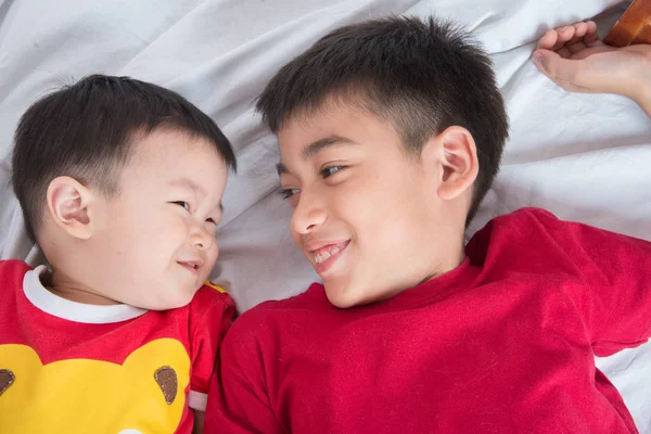 Küçük Kardeş Çocuk Kamera Aşk Mutlu Yere Bakmak Yere Bırak — Stok fotoğraf