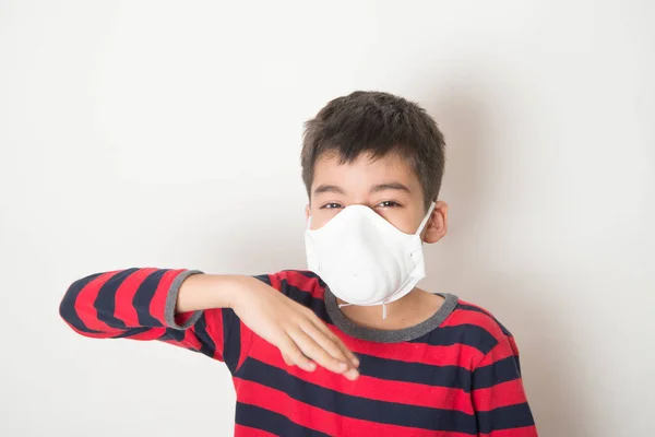 Niño Pequeño Que Usa Máscara Protección Plegable Del Respirador Del — Foto de Stock